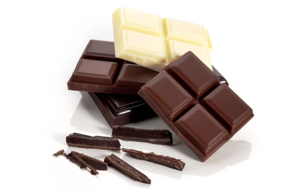 Обычную шоколадку. Молочный шоколад. Кусочки шоколада. Шоколад разный. Черный шоколад.