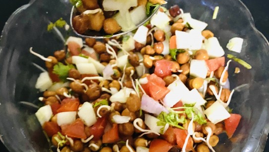 SPROUTED CHICKPEAS SALAD