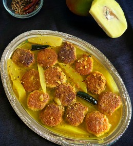 Sweet and sour poppyseed vada and green mango curry recipe