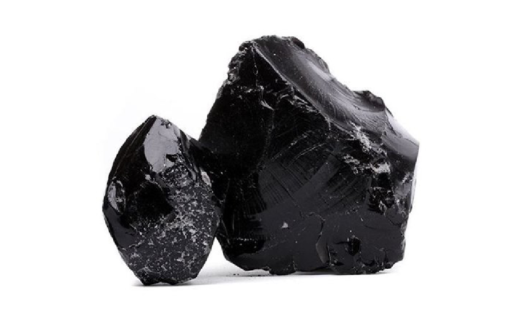 Чёрный обсидиан камень. Обсидиан Кристалл. Вулканическое стекло обсидиан. Обсидиан Горная порода. Обсидиан какая горная порода